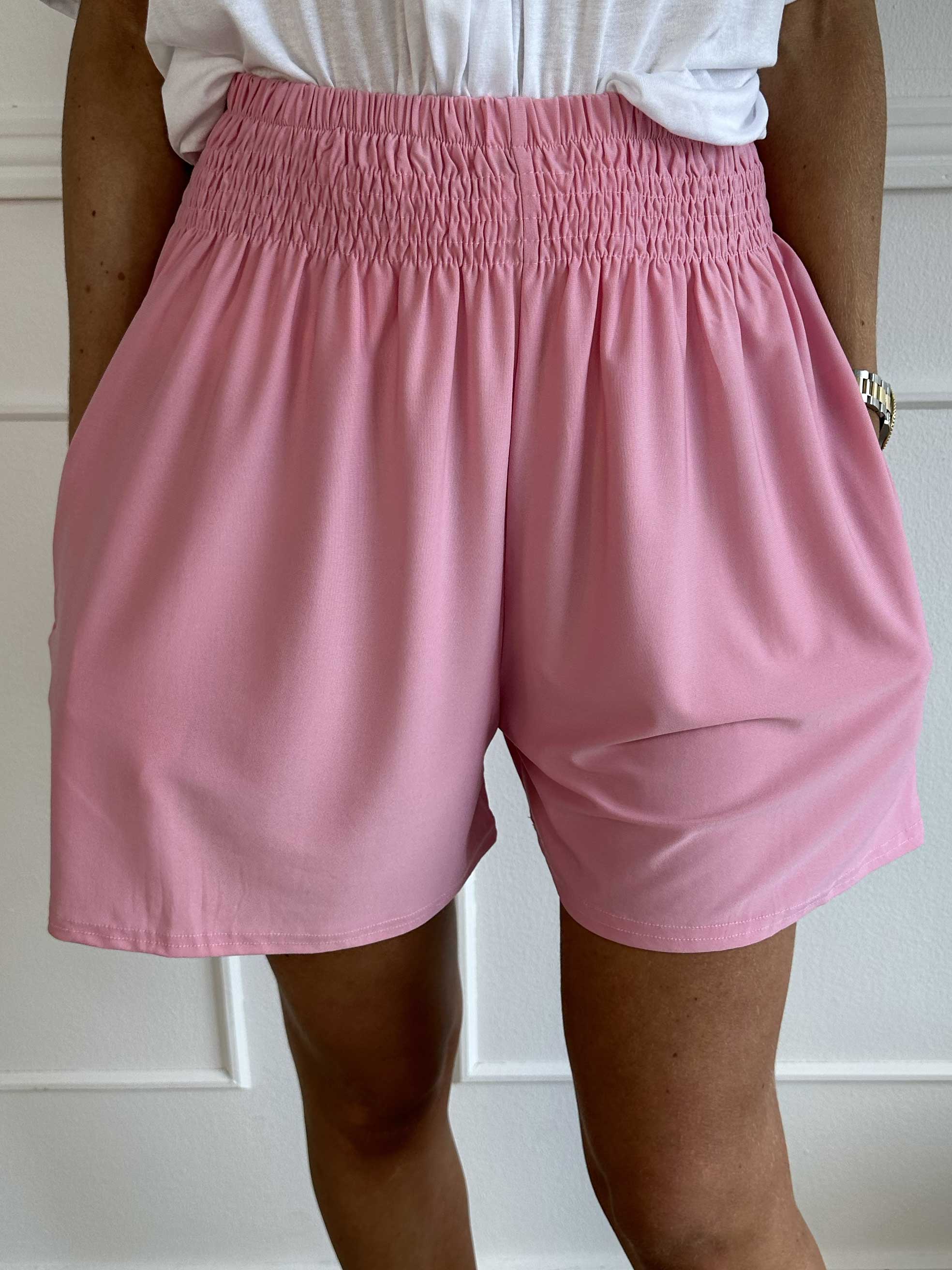 Pams Plain Shorts - Shorts i stretchigt tyg med resår i nederkanten